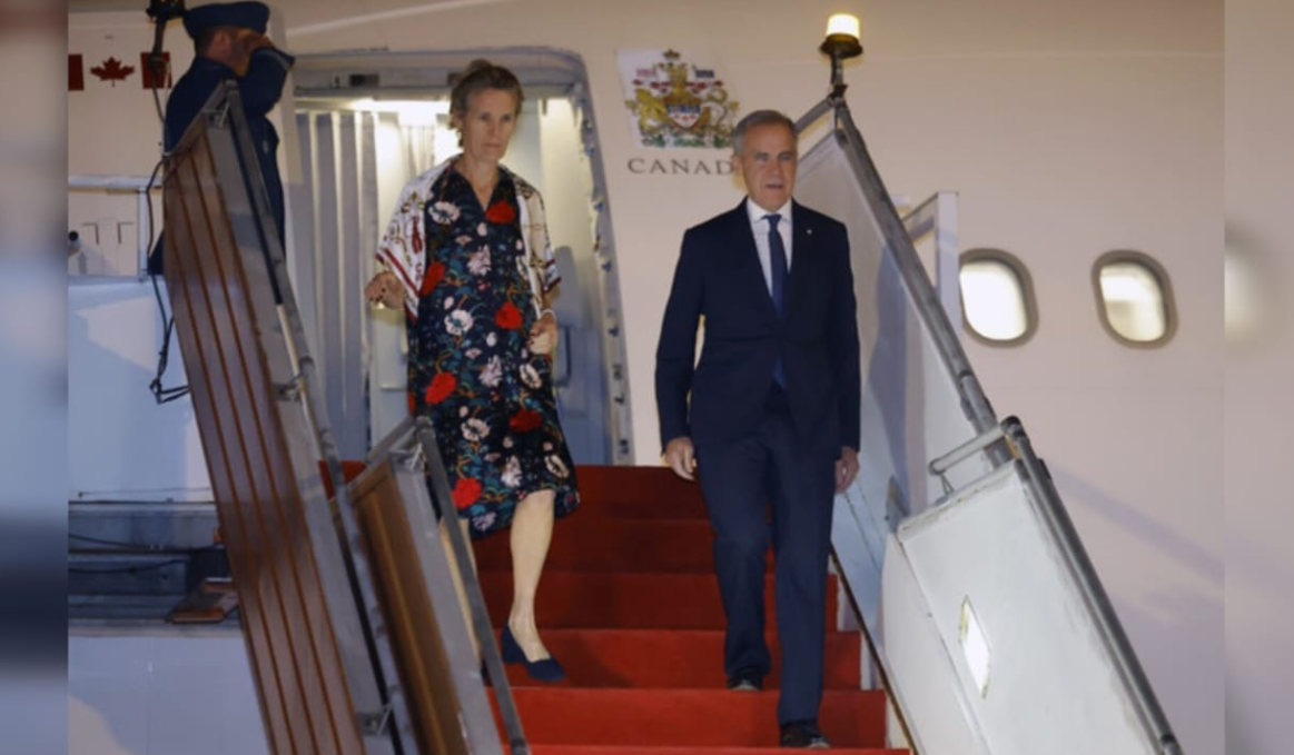 Pesawat yang membawa Perdana Menteri Kanada, Mark Carney dan isteri, Diana Fox Carney mendarat di Kompleks Bunga Raya, Lapangan Terbang Antarabangsa Kuala Lumpur (KLIA) pada pukul 11.45 malam / BERNAMA